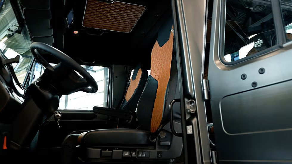 داخل مقصورة Unimog.. جلد باللون البرتقالي وتجهيزات متقدمة