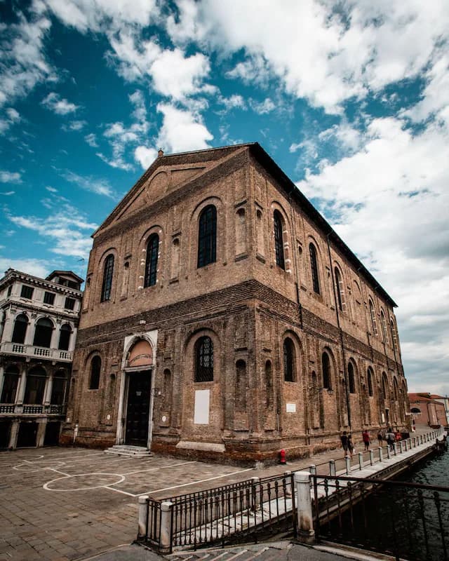المصدر :The Scuola Grande della Misericordia in Venice