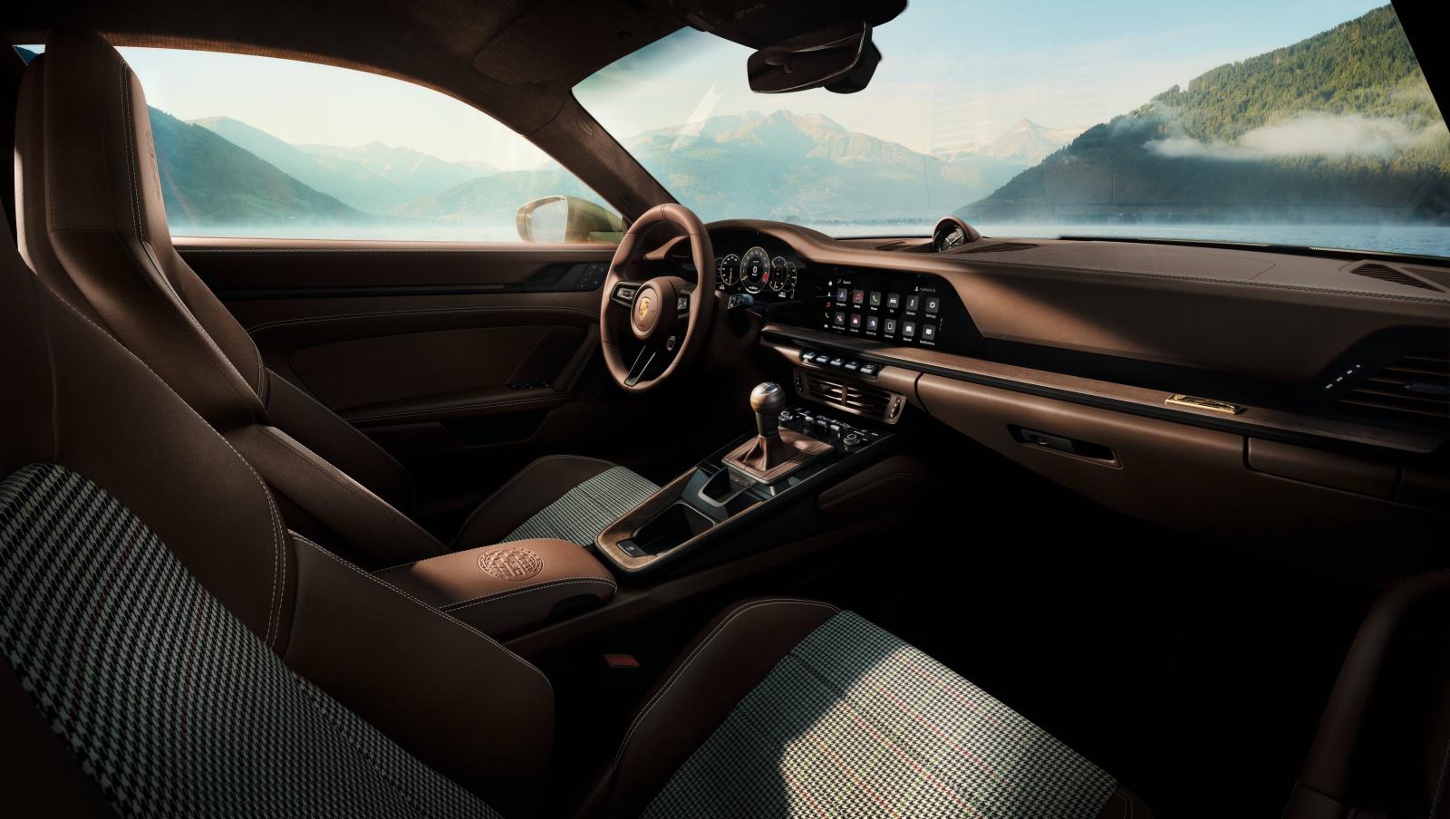 داخل Porsche 911 الإصدار الخاص، مقاعد جلد بنقوش كلاسيكية وتفاصيل تُنعِش إرث ألكسندر بورشه