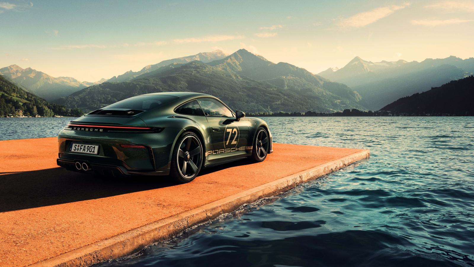 Porsche 911 الجديدة بلونها الأخضر الداكن، تتناغم مع أفق جبال الألب