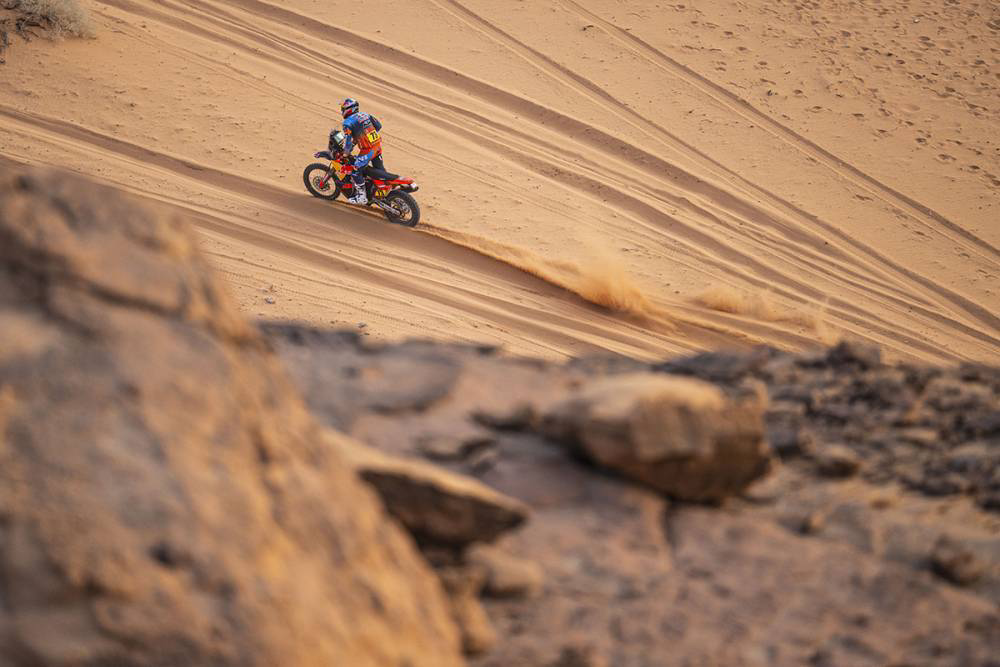 متسابق دراجات نارية يشق طريقه عبر الكثبان الرملية في تحديات المرحلة الثالثة 