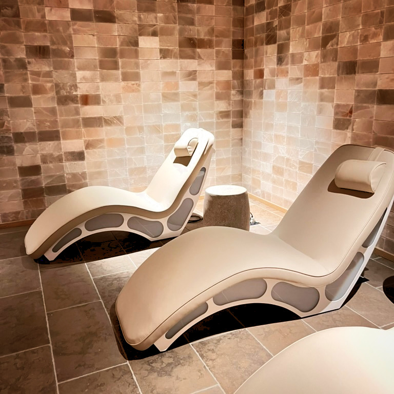 غرفة استرخاء تعكس طابع العافية الهادئ في النادي 