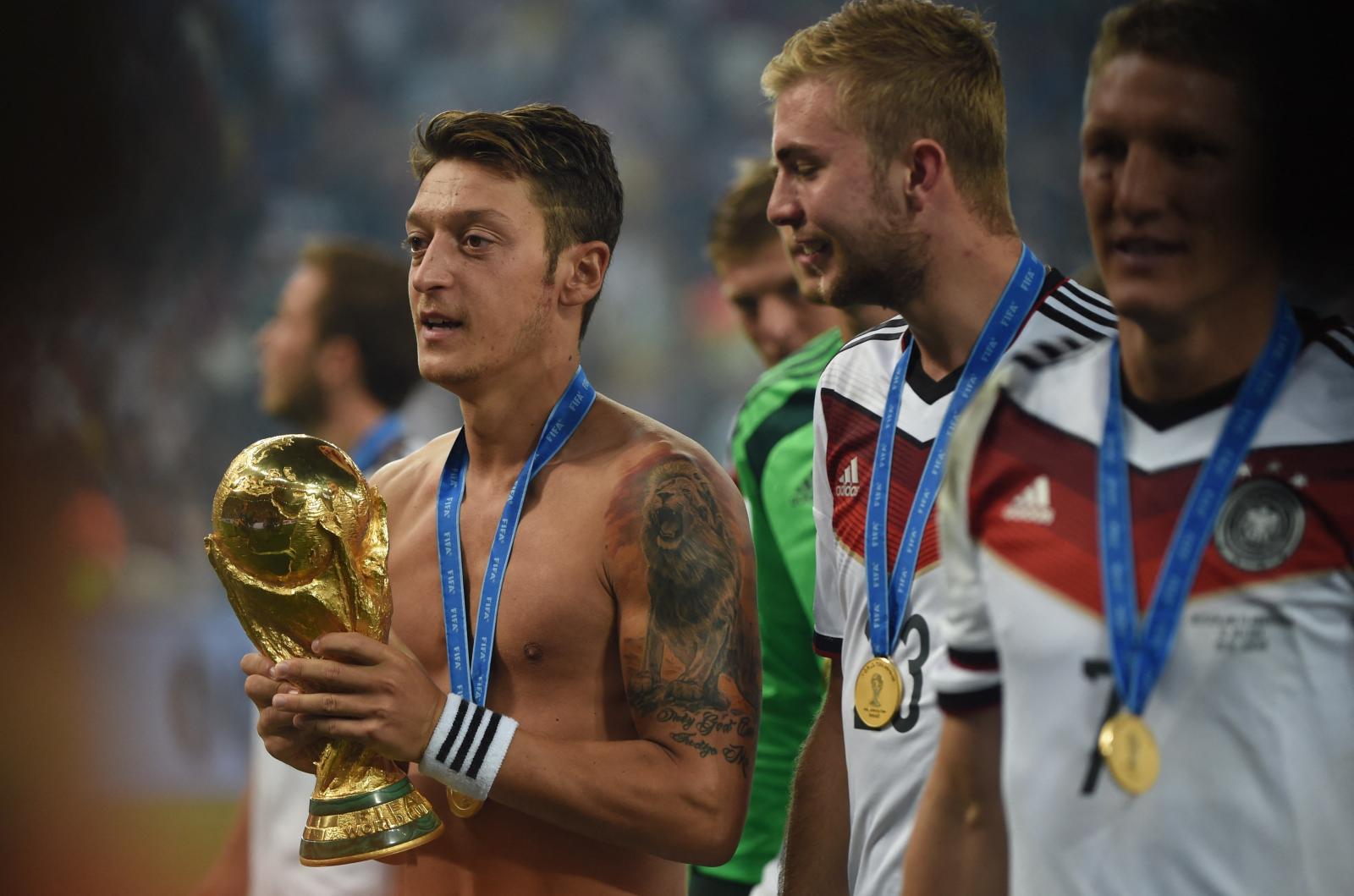 أوزيل يحتفل بكأس العالم الرابع في تاريخ ألمانيا 