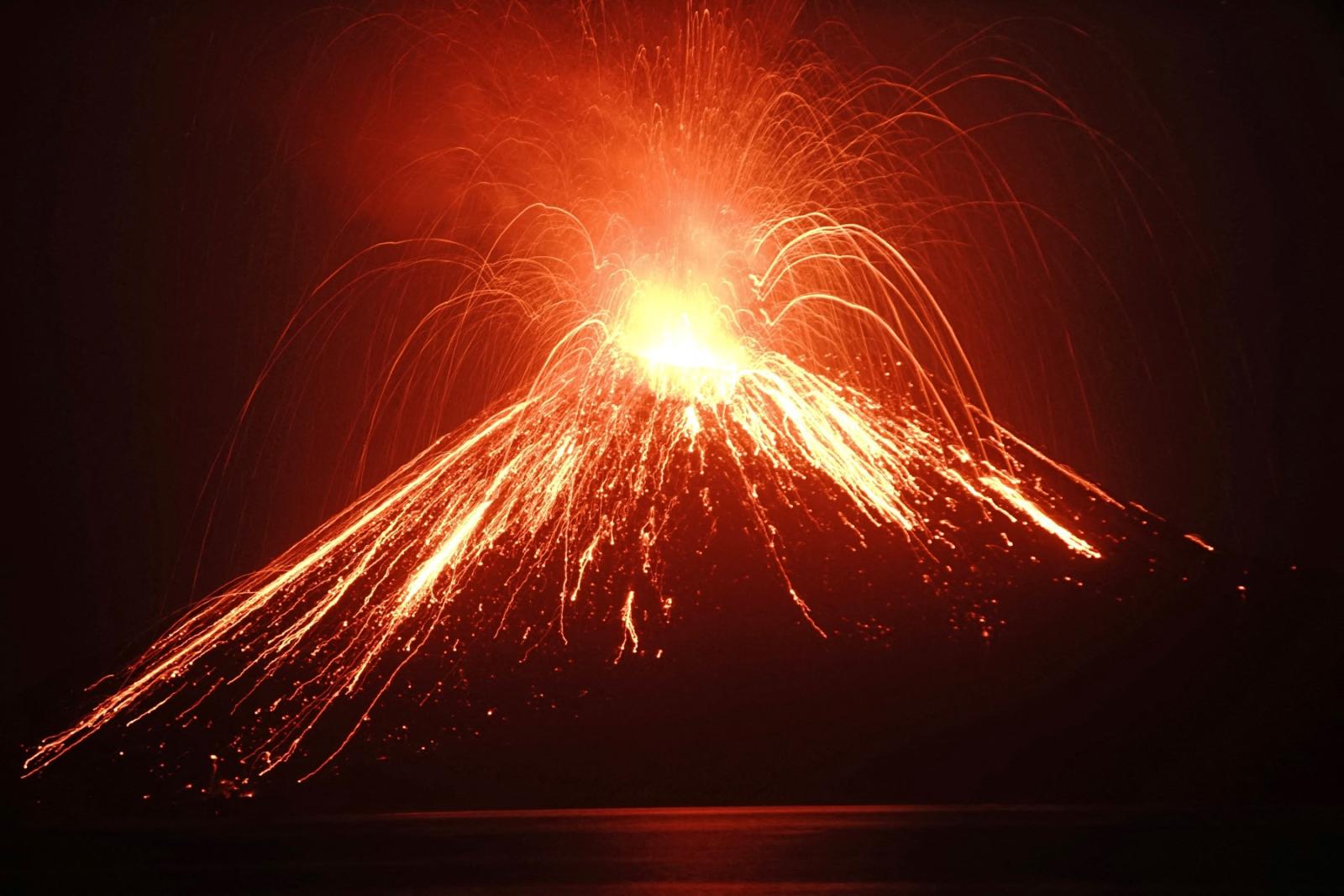 بركان "Anak Krakatau"