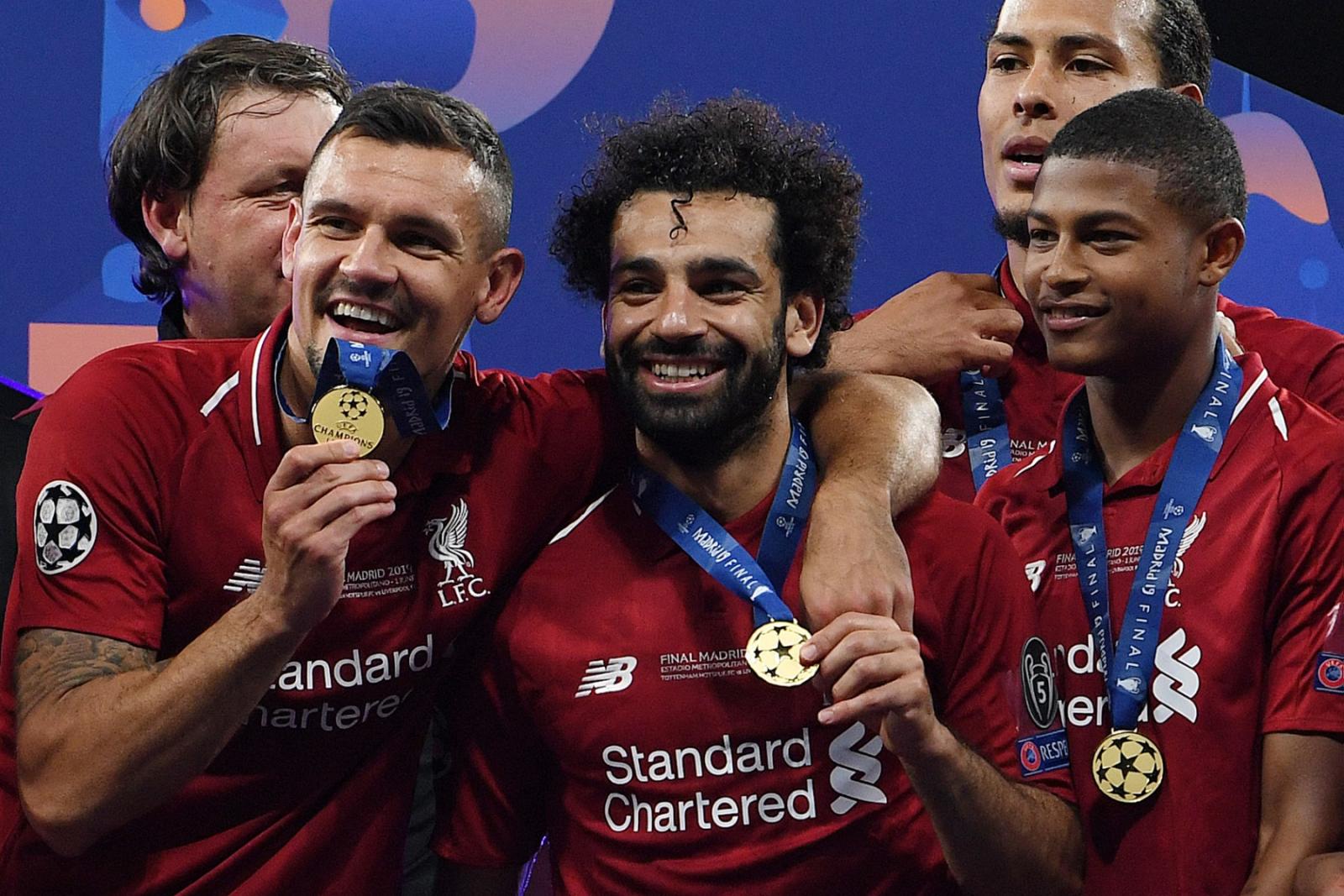 محمد صلاح يحتفل بلقب دوري أبطال أوروبا رفقة لاعبي ليفربول