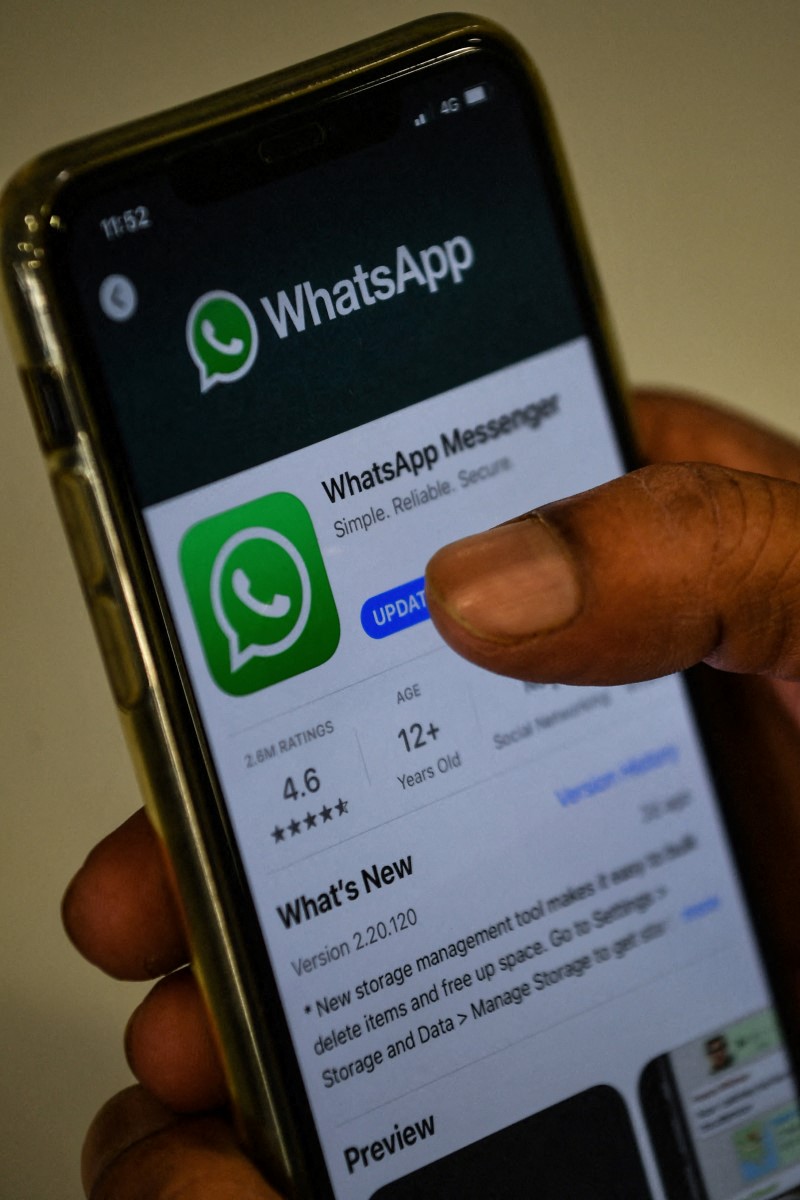 بدأتْ الشركة طرح ميزة "واتساب بلس" تدريجيًا عبر تحديثات التطبيق على مختلف أنظمة التشغيل