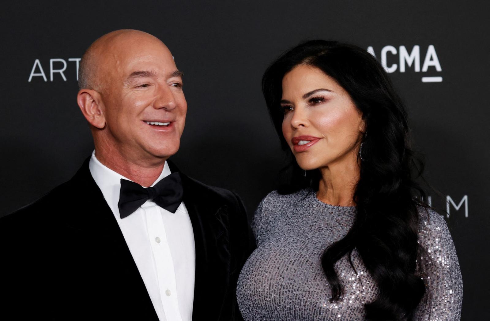 جيف بيزوس وزوجته لورين سانشيز 