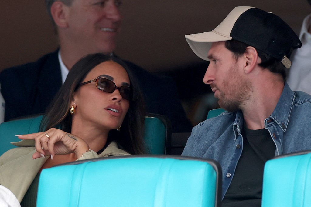 ميسي وزوجته