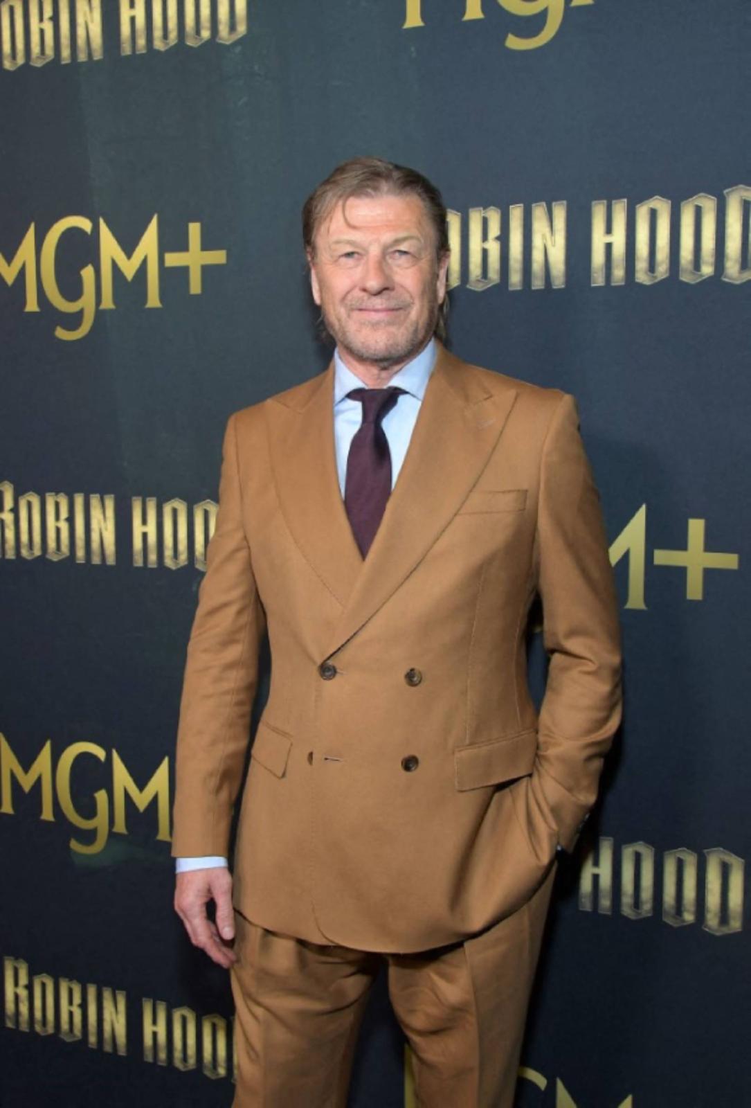 شون بين يشجع فريقه بعيدًا عن الأضواء 