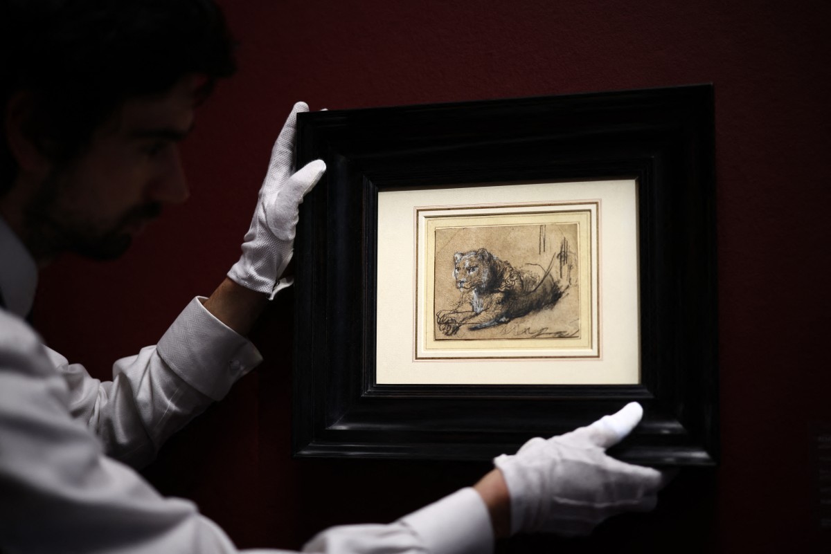 يد خبيرة في دار سوذبيز تثبّت عملًا فنيًا نادرًا