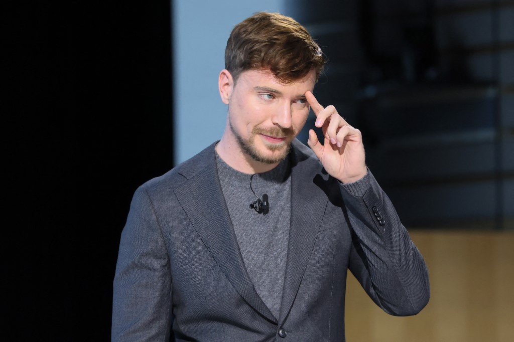 مستر بيست: "لدي ديون رغم كوني مليارديرًا"