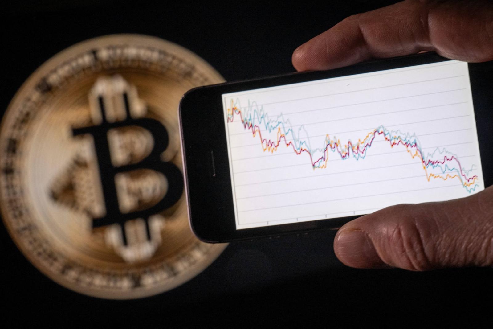 بيتكوين يفقد بريقه مؤقتًا 