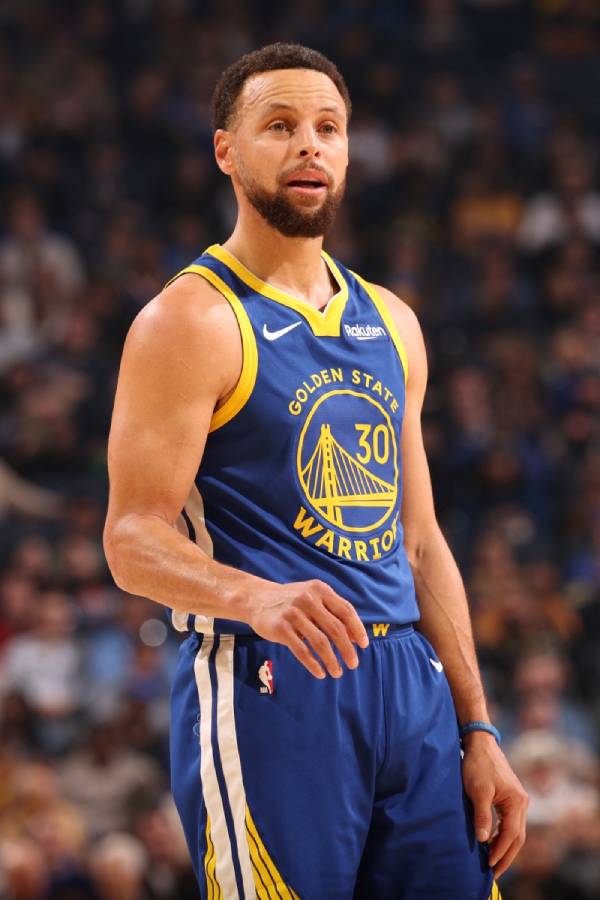 قميص ستيفن كاري من نهائيات 2022 يُباع مقابل 2.45 مليون دولار 