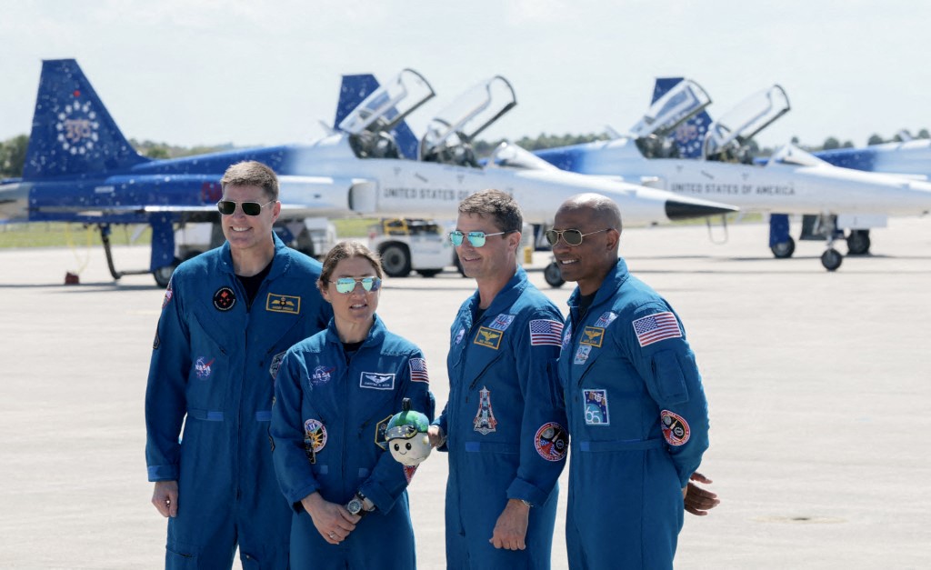  رواد فضاء مهمة أرتميس 2 