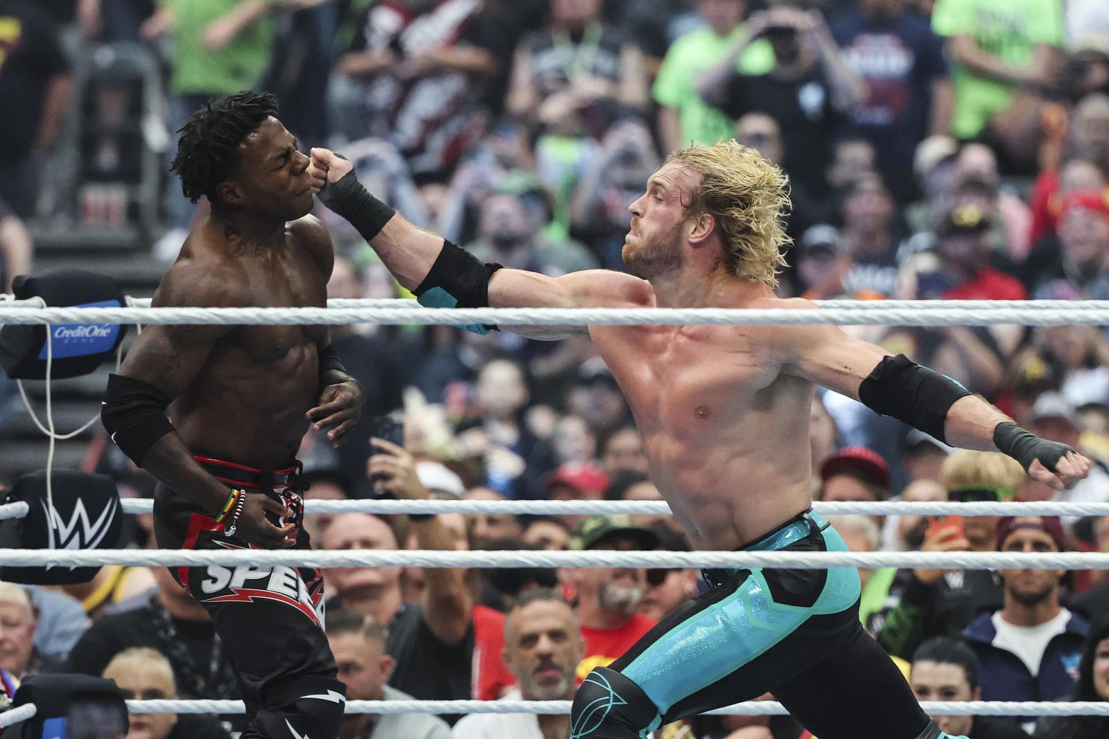 لوجان بول وآي شو سبيد من عرض راسلمينيا 42