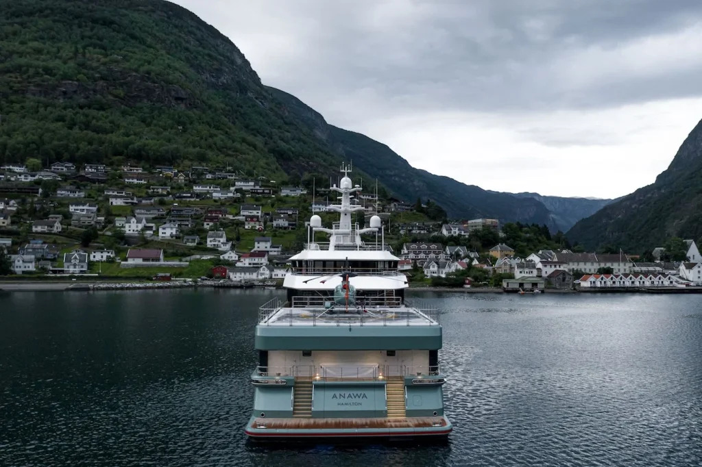 يخت أناوا يرسوا بهدوء في حضن الطبيعة الخلابة