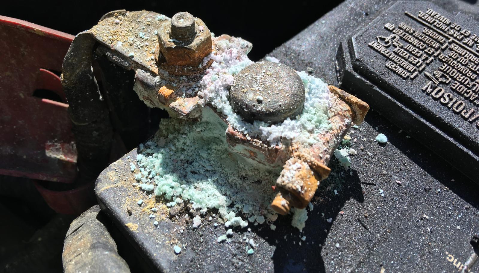 تآكل أطراف البطارية من أبرز العلامات التي تكشف عن سوء حالتها وتسرّع تلفها