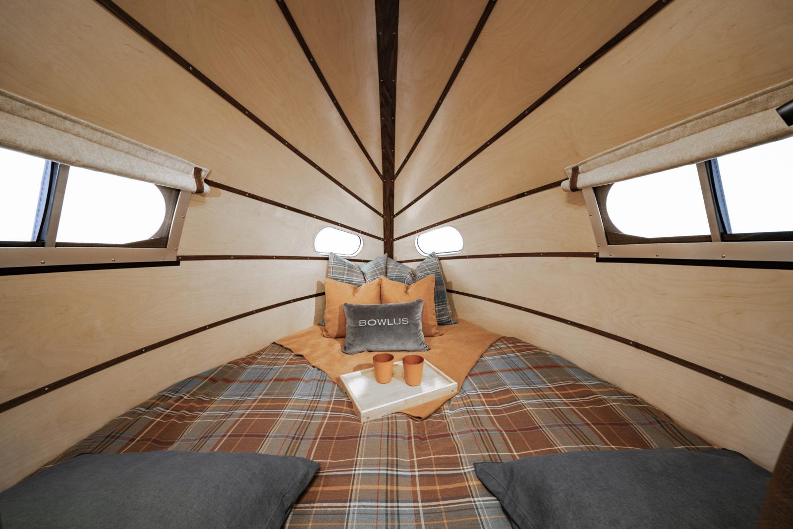  زاوية تُبرز الطابع الهادئ لغرفة النوم داخل Frontier Edition