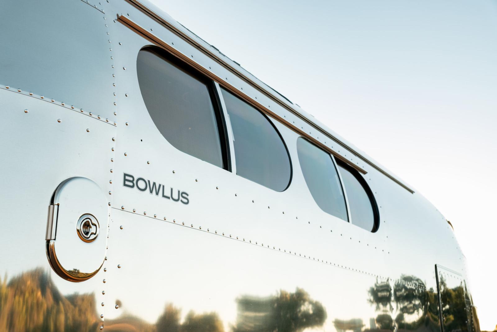 سطح معدني مصقول يكشف جودة الهيكل الخارجي للمقطورة