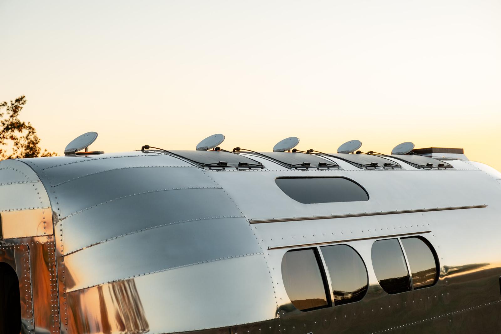 الألواح الشمسية داخل تصميم السطح، عنصر أساسي لاستمرار الطاقة في البيئات البعيدة