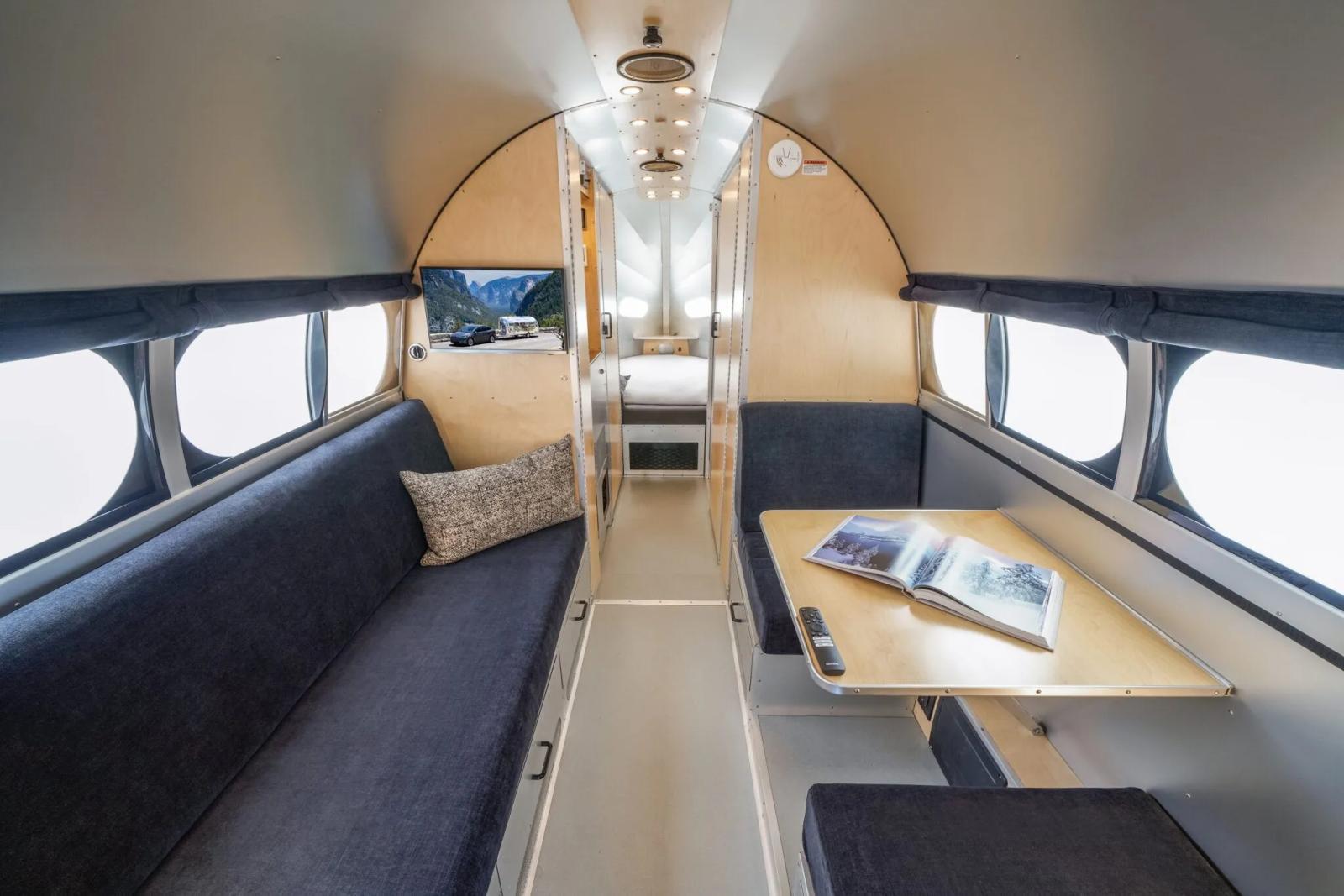  لمحة من المقصورة تُبرز البساطة الهادئة وتوزيع المساحات المدروس