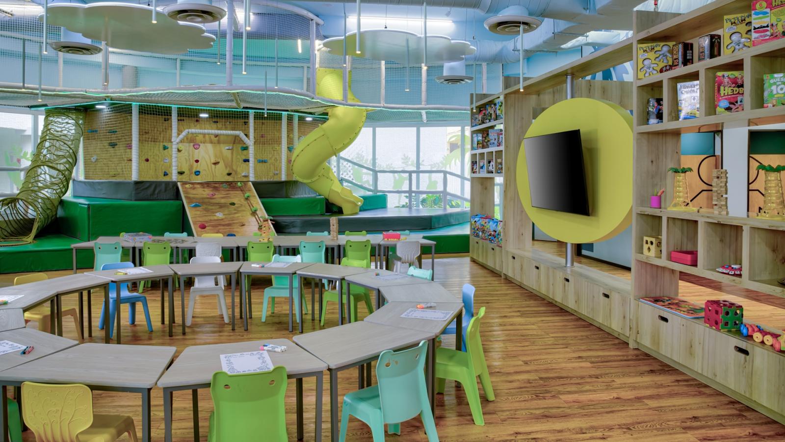 مساحة نادي الأطفال في المنتجع، بتصميم داخلي ملوّن يضم ألعاب تسلّق ومنزلقات وأنشطة إبداعية 