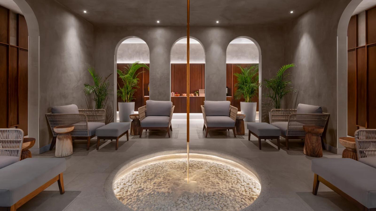 ركن الاسترخاء في المنتجع الصحي، بتصميم هادئ يجمع بين الألوان الحيادية والعناصر الطبيعية
