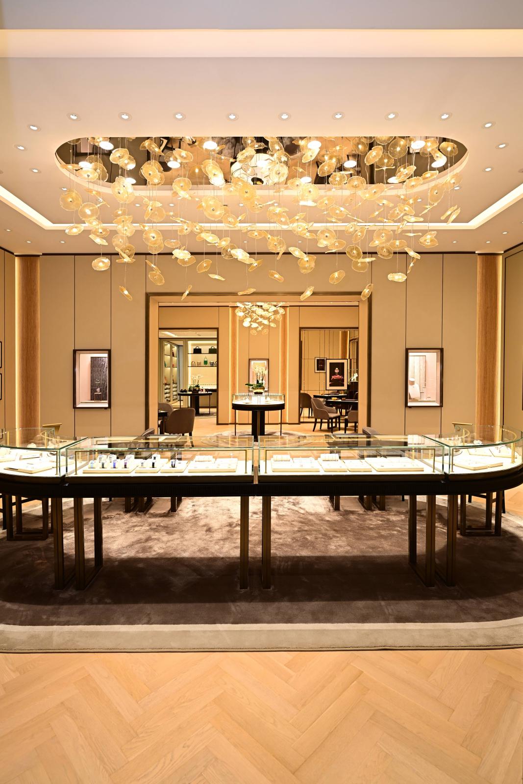  ثريات ذهبية تضيء عالم شوبارد الجديد في البحرين 