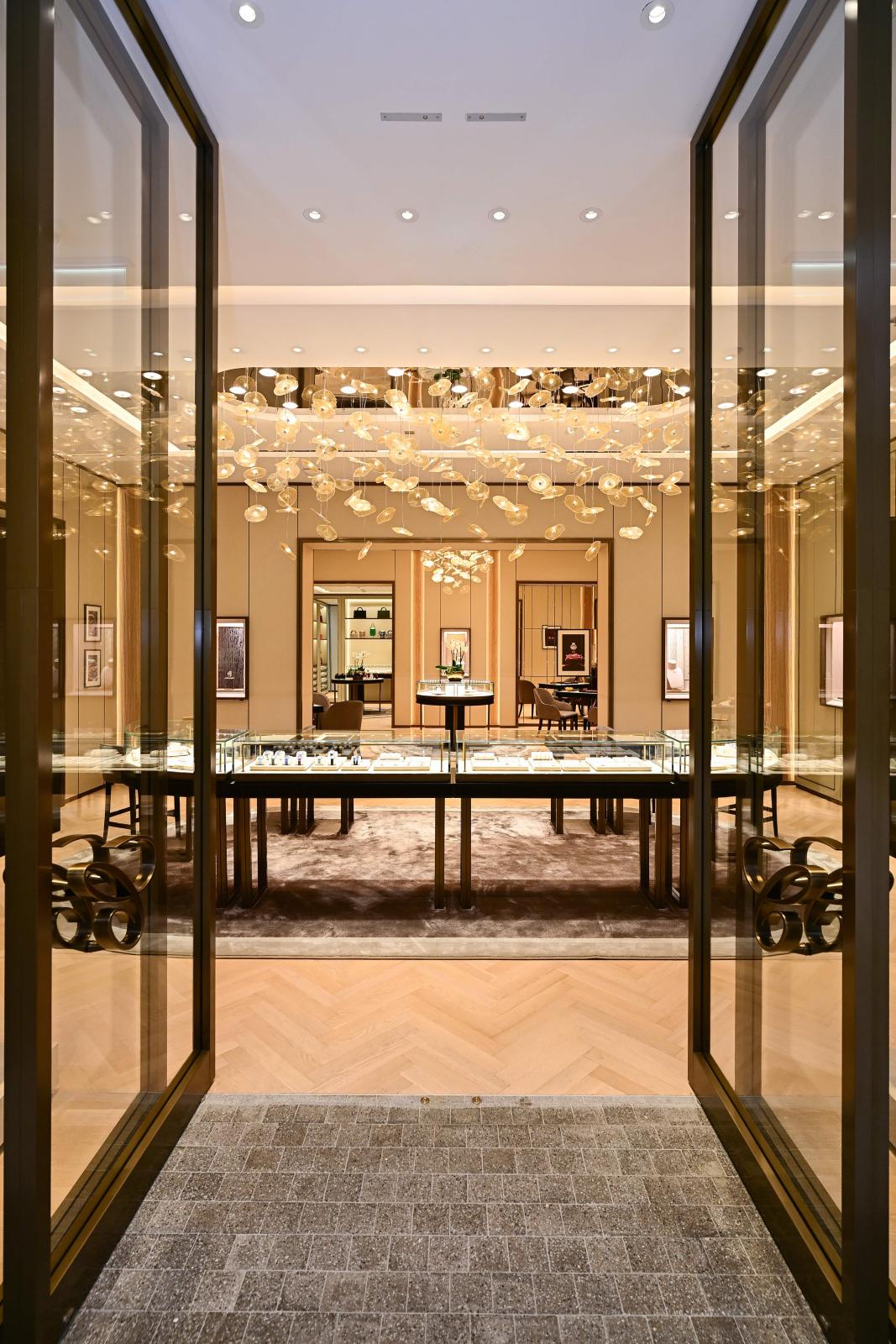 مدخل أنيق لمتجر شوبارد الجديد، بحيث تتلألأ الجواهر تحت سقف من الإضاءة الساحرة