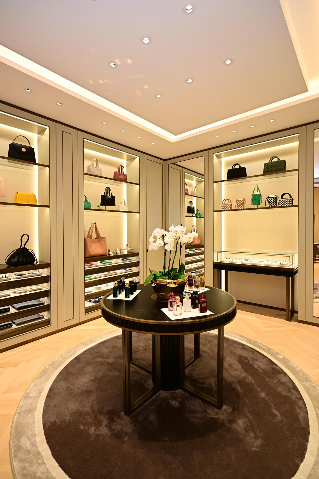 عطور وإكسسوارات شوبارد إلى جانب حقائبها الملونة في متجر المنامة الجديد