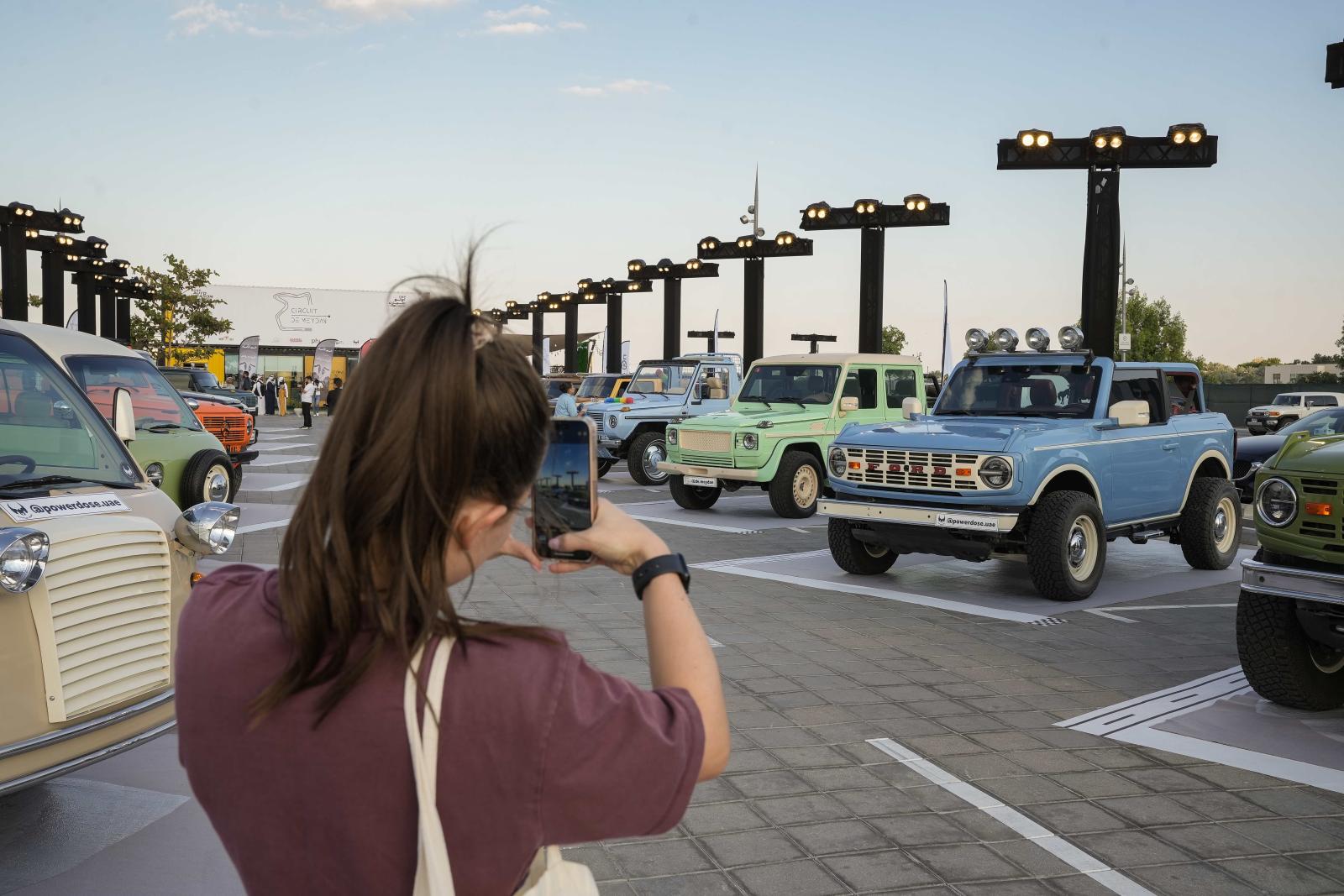 لقطة لزوار يستكشفون مجموعة من المركبات المميزة ضمن فعاليات مهرجان دبي للتسوق