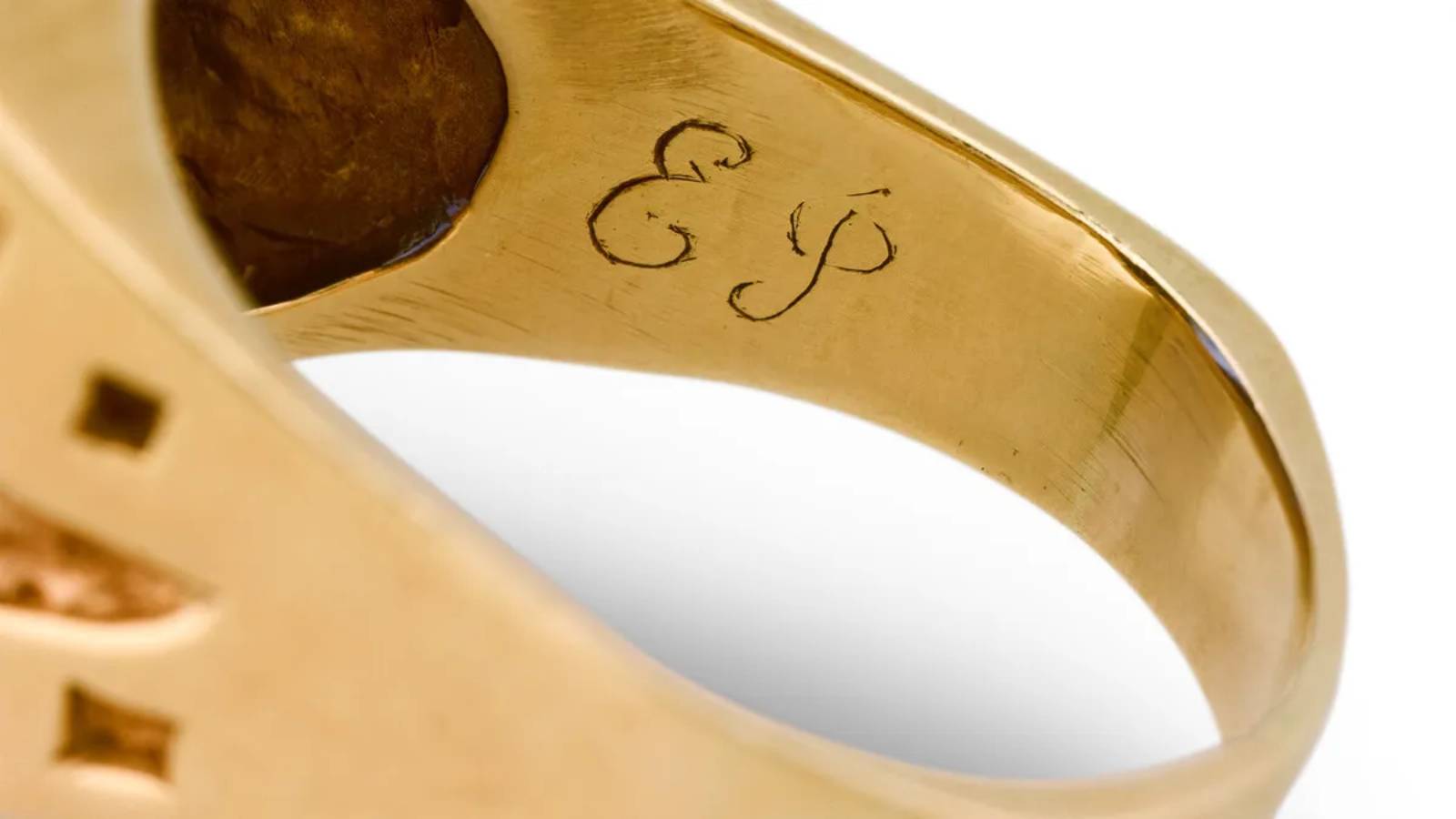 الخاتم منقوش عليه الأحرف "EP