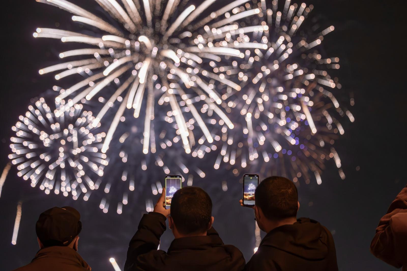 لقطة تُبرز مشاركة المواطنين في توثيق الأجواء وصناعة حضورهم داخل المشهد الاحتفالي 