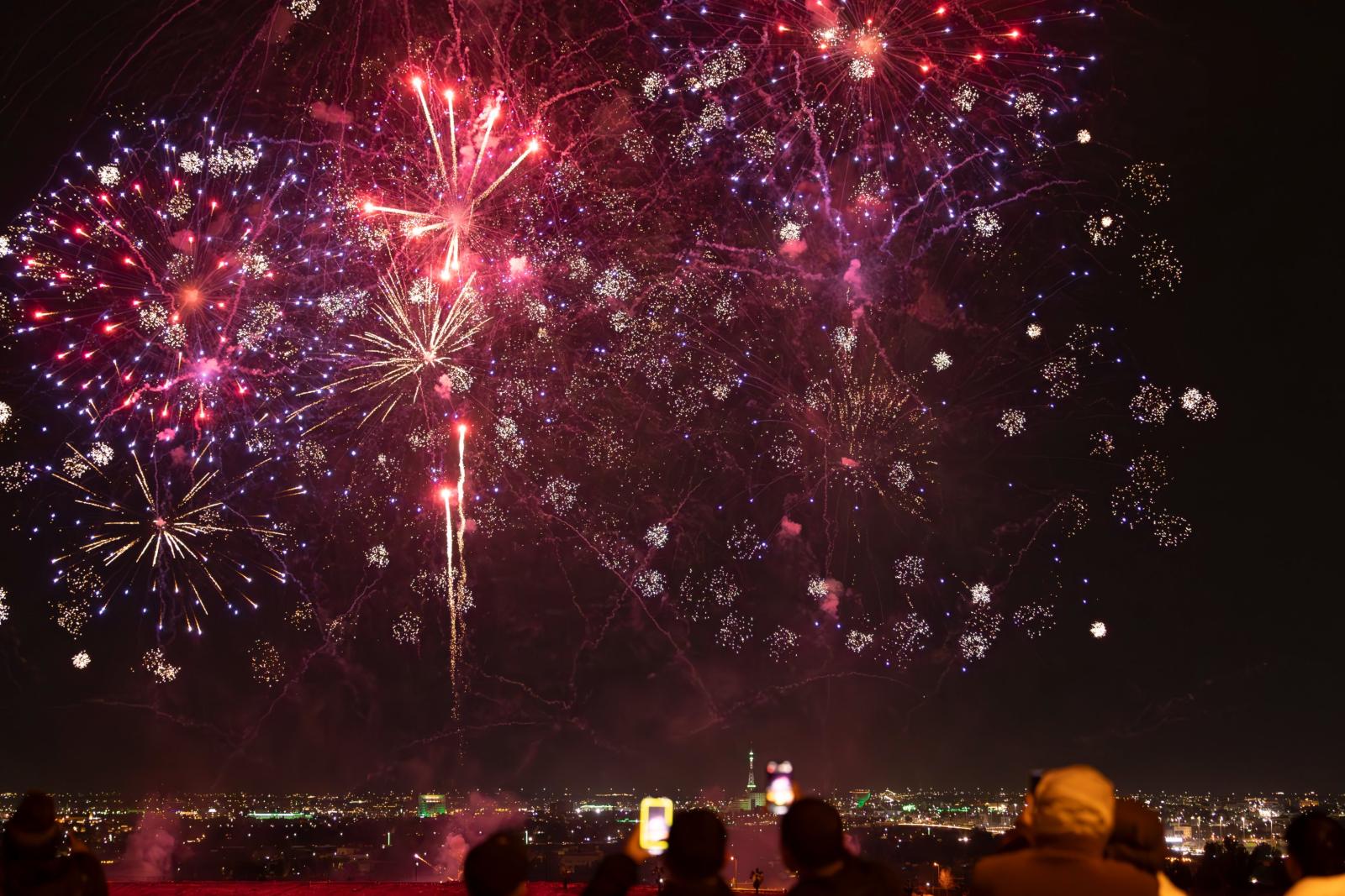 مشهد من عروض الألعاب النارية، حيث تمنح الأضواء سماء المدن حضورًا احتفاليًا خاصًا