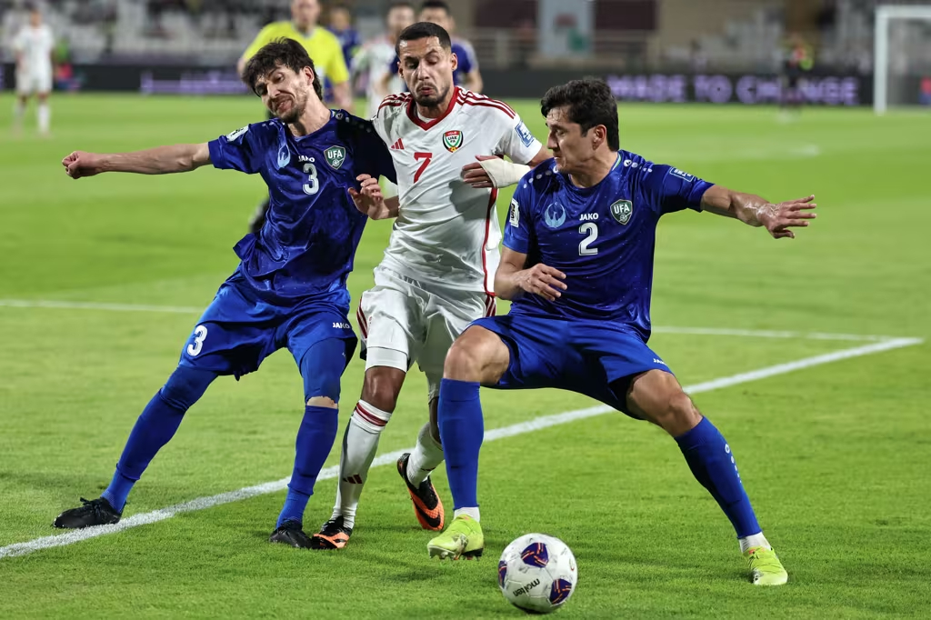 مشهد من مباراة أوزبكستان والإمارات في تصفيات كأس العالم 2026