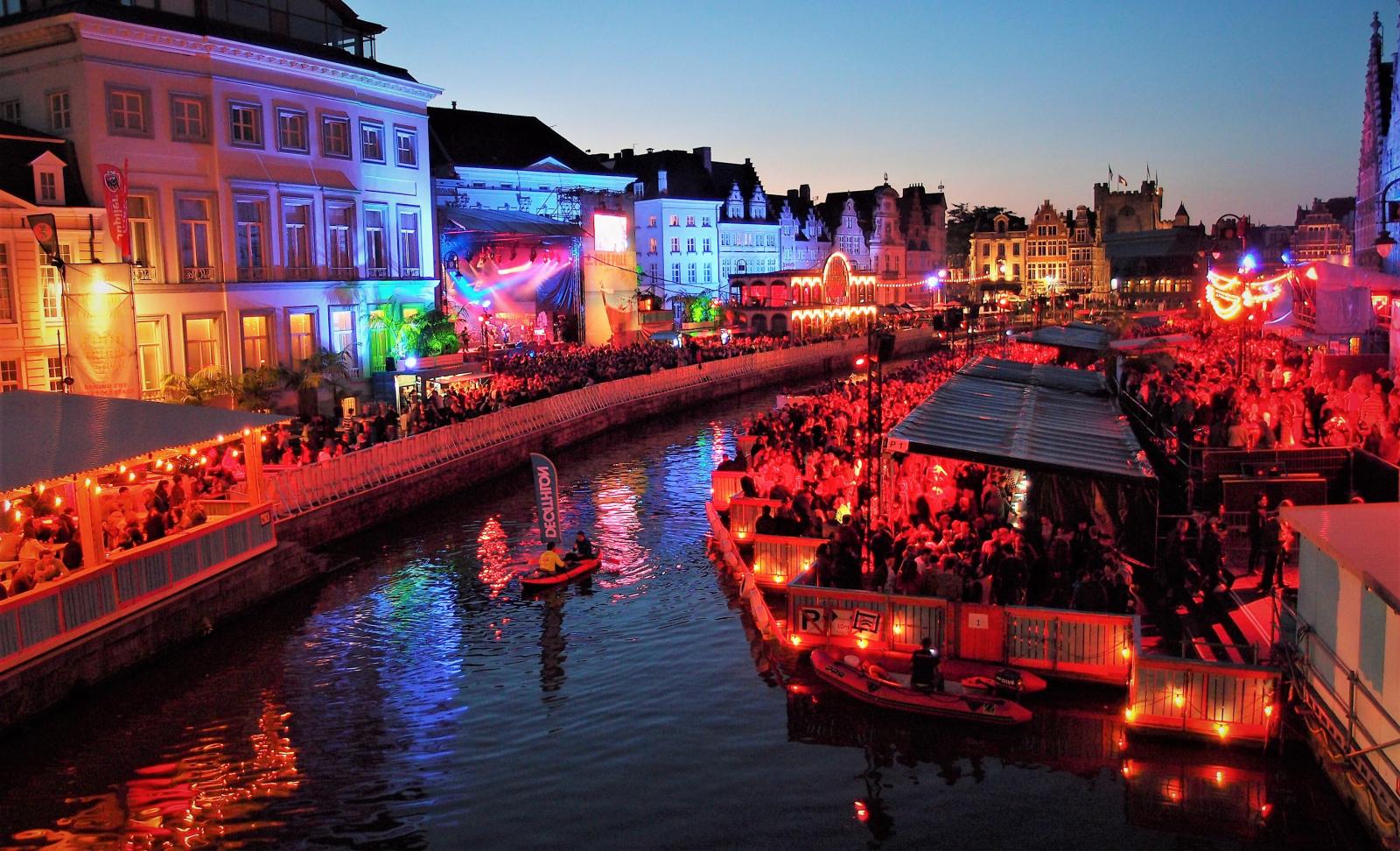 ليلة نابضة على ضفاف غِنت خلال أحد مهرجاناتها الحيوية 