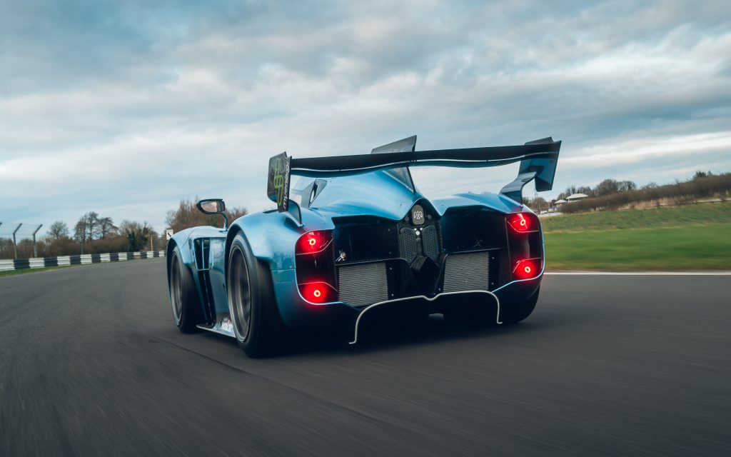 مراوح نظام Downforce-on-Demand في الخلف تولّد قوة ضغط سفلية تعزز تماسك السيارة