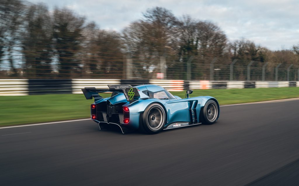 الهيكل خفيف الوزن وديناميكا الهواء المتقدمة يمنحان السيارة ثباتًا استثنائيًا