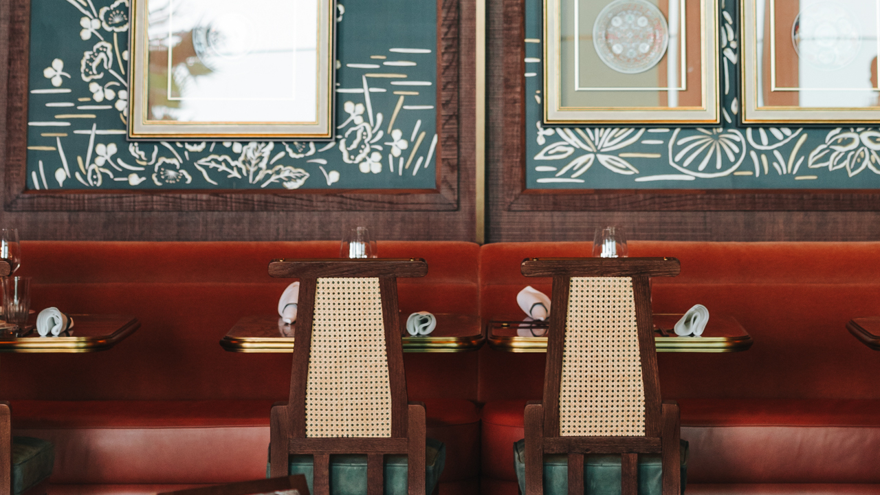 الأطباق الرئيسة في Mott 32: حيث تكتمل الرحلة بنكهات راقية 