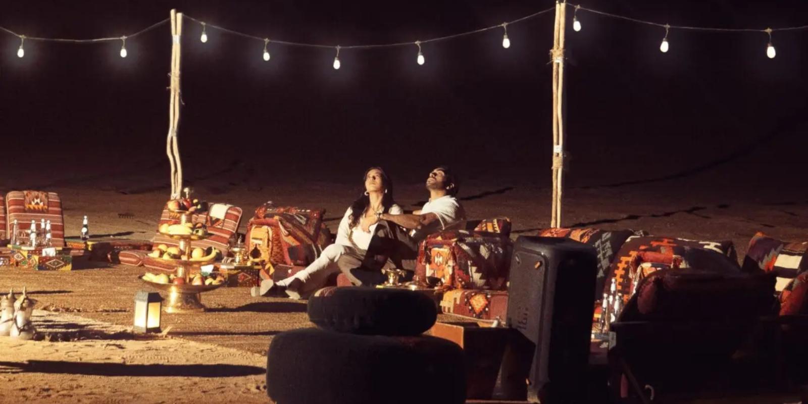 رحلة رمضانية هادئة على مائدة ضيافة صحراوية تحت ضوء النجوم