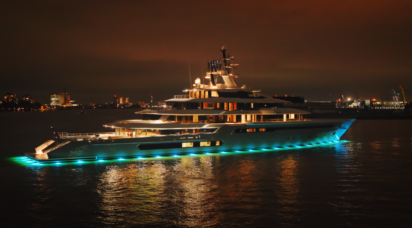 يخت ليفياثان يفرض حضوره بحجمه الهائل وإضاءة الماء المحيطة به