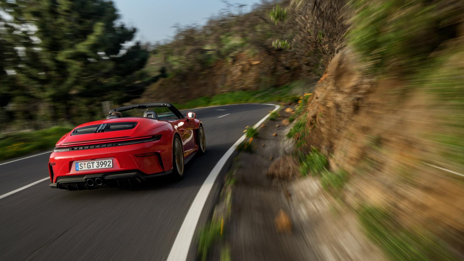 نسخة مكشوفة تحافظ على روح GT3 الصارمة مع تجربة قيادة نقية بلا تنازلات 