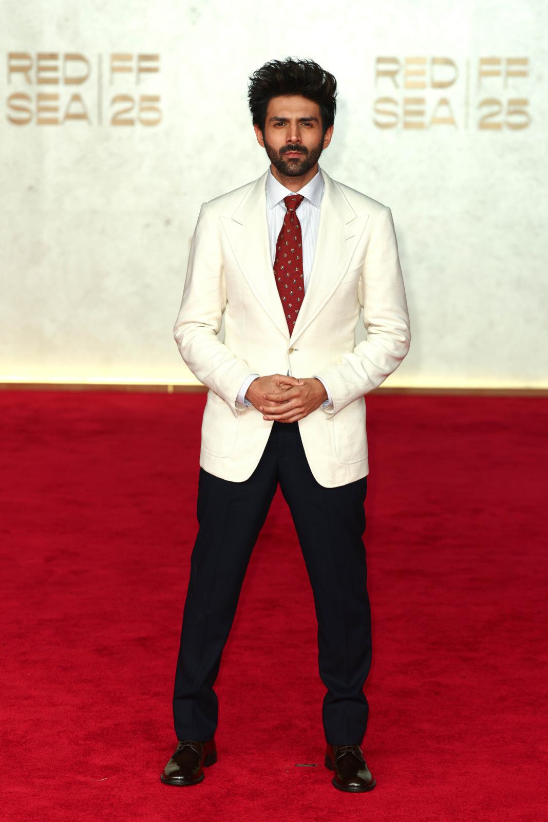 الفنان الهندي كارتيك آريان 