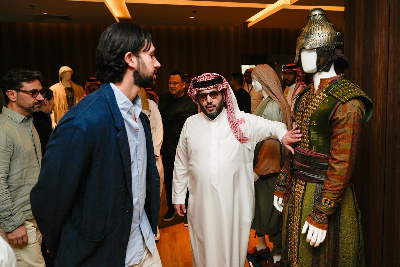 تركي آل الشيخ يزور استديوهات الحصن والقدية لمتابعة تحضيرات فيلم خالد بن الوليد