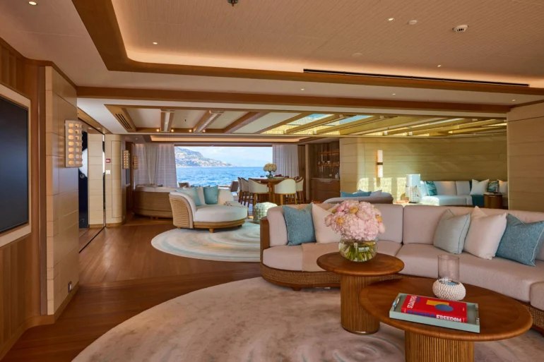 يخت بريكثرو  من الداخل  