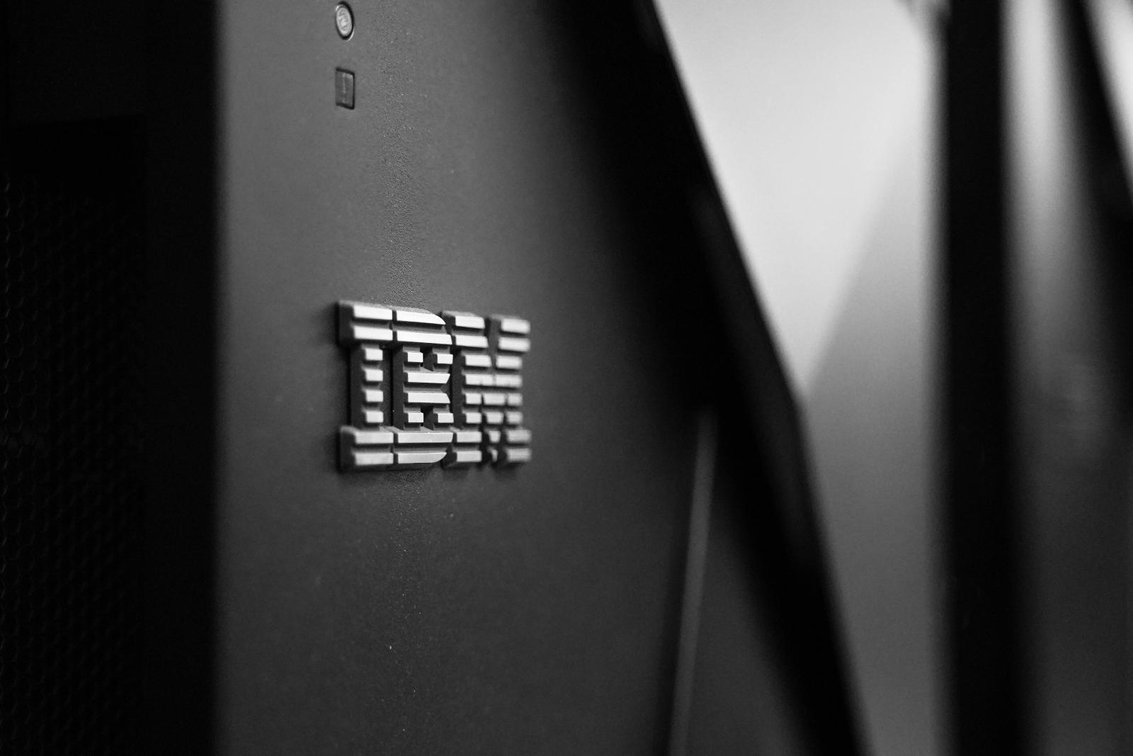 من بيع الأجهزة إلى تقديم الحلول.. هكذا غيّرت IBM مسارها 