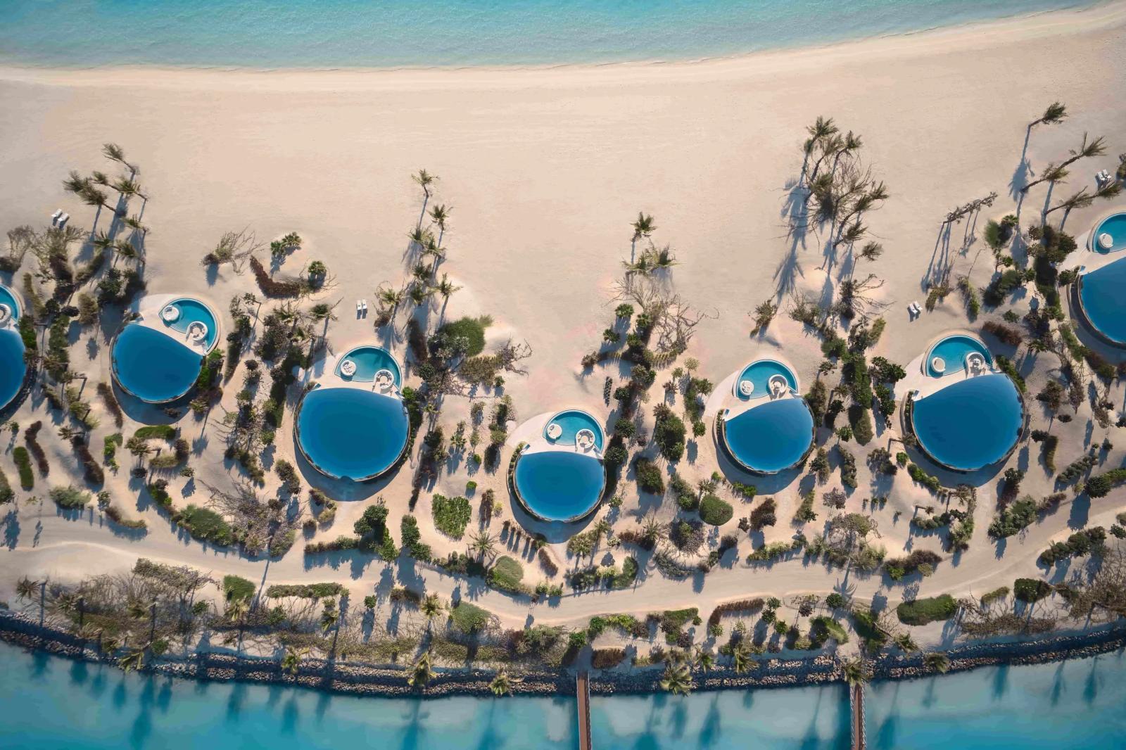 منتجع شيبارة من الأعلى: فلل شاطئية خاصة تحيط بها المسابح على امتداد الرمال والبحر 