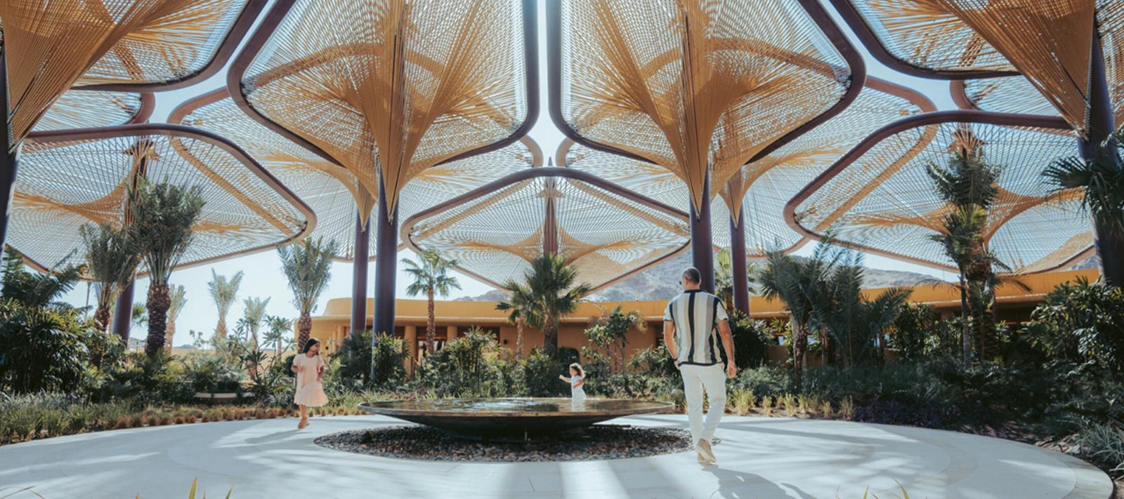 ساحة خضراء بتصميم مظلات هندسية خلابة  في منتجع سيكس سينسيز ساذرن ديونز، البحر الأحمر 