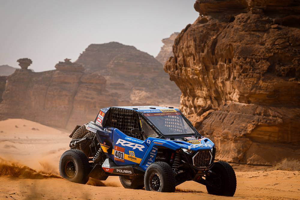 انطلاقة قوية لمركبة "إس إس ڤي" وسط تضاريس صخرية مذهلة في رالي داكار السعودية