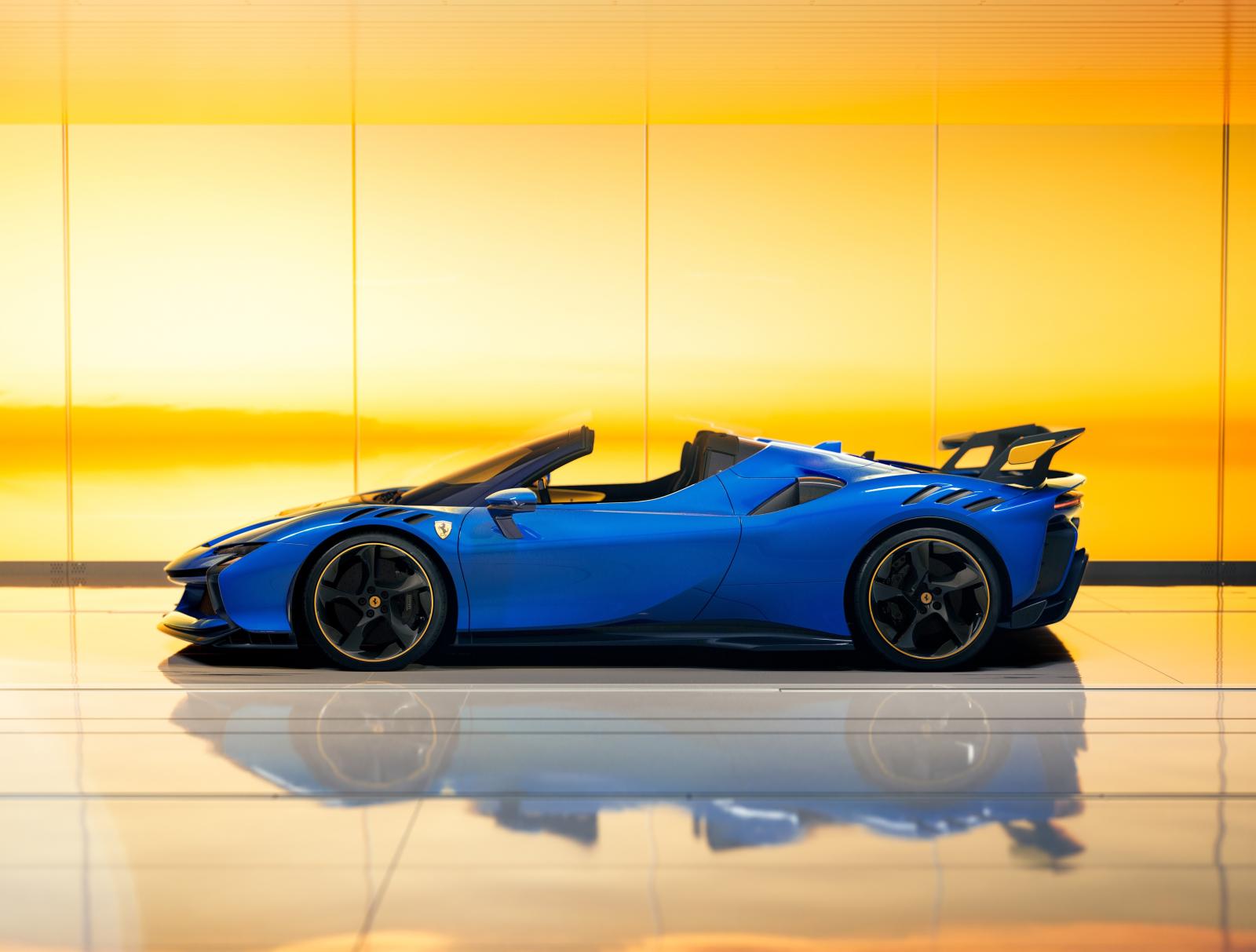 سيارة Ferrari SF90 XX Spider باللون الأزرق، تصميم مكشوف مع جناح خلفي رياضي - المصدر: Ferrari